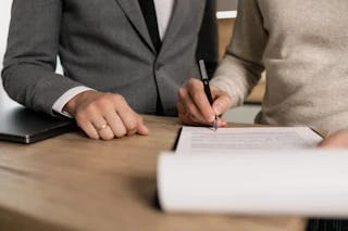 Contrato y bolígrafo sobre una mesa